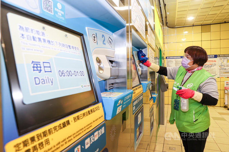 國內疫情持續延燒,新北捷運站14日加強防疫措施,清潔人員定時消毒自動售票機、加值機等,希望讓民眾安心搭乘捷運。中央社記者鄭清元攝 111年1月14日
