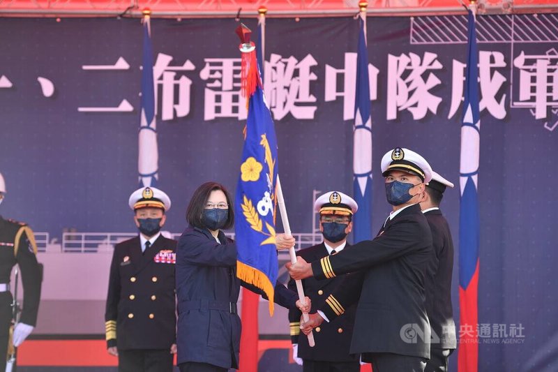 總統蔡英文（前左）14日南下高雄主持「海軍一九二艦隊第一、二布雷艇中隊成軍典禮」，抵達營區後進行授旗。中央社記者王飛華攝 111年1月14日