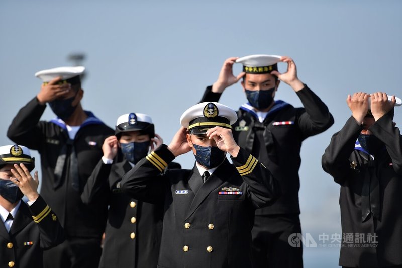 「海軍一九二艦隊第一、二布雷艇中隊成軍典禮」14日在海軍左營基地舉行，海軍官兵整理軍帽。中央社記者王飛華攝 111年1月14日