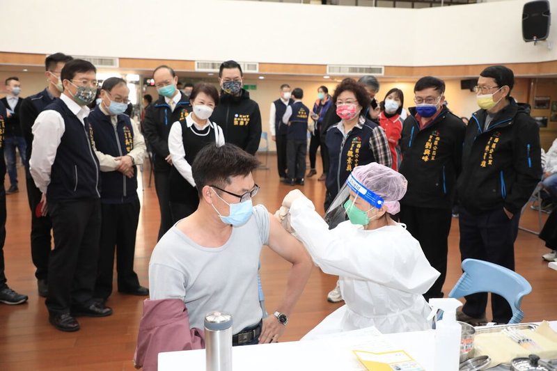 台中市西區區公所14日結合鄰近公務機關揪團打COVID-19(2019冠狀病毒疾病)疫苗,台中市長盧秀燕(站者前左3)上午視察疫苗施打情形。中央社記者郝雪卿攝 111年1月14日