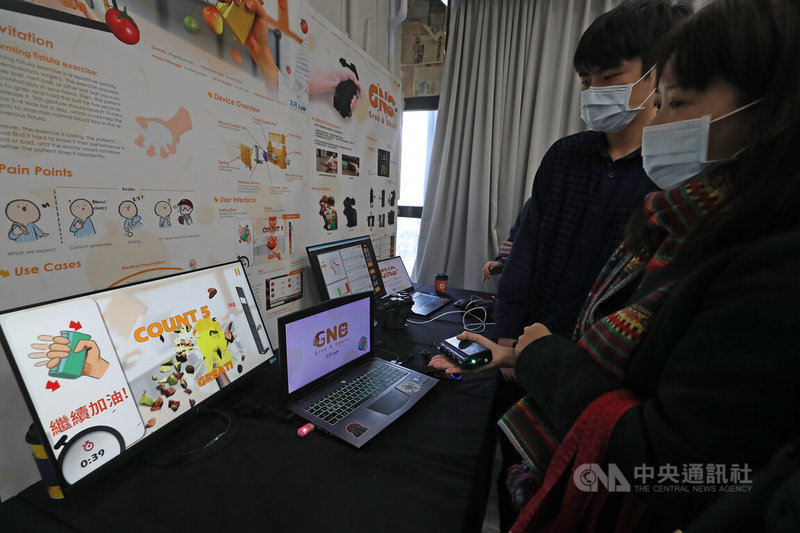 台北科技大學成立「元宇宙XR研發中心」,除了連結北科大資訊工程與設計學院師資外,更將聯手科技企業,共同研發課程與產學命題,提供學生跨裝置、跨領域等思考與實作機會。中央社記者裴禛攝 111年1月14日