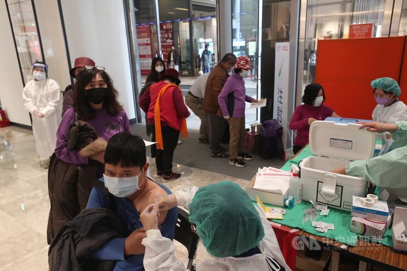 新北市政府規劃設置3處機動接種站,開放接種莫德納疫苗,共可服務9700人次,且隨到隨打,不必預約。圖為民眾14日到新莊宏匯廣場機動接種站施打疫苗。中央社記者吳家昇攝 111年1月14日
