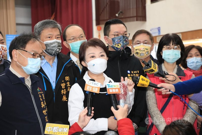 因應COVID-19疫情,台中市長盧秀燕(前中)14日宣布,推出校園加嚴專案,15日起停止跨縣市戶外教學、交流,旅行或比賽須延期,待疫情緩和後再舉行或取消辦理。中央社記者郝雪卿攝 111年1月14日