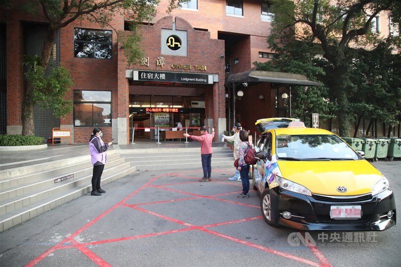 台北市長柯文哲14日表示,為防止輕症及無症狀患者把北市醫療量能擠垮,15日起先啟動劍潭青年活動中心作為防疫專責旅館,提供200多個床位,原則上20歲到40歲的無症狀及輕症患者都住到防疫專責旅館。圖為劍潭青年活動中心住宿大樓14日下午有民眾解除隔離準備離開。中央社記者張新偉攝 111年1月14日