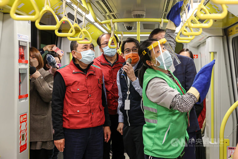 新北市長侯友宜(前左)14日上午視察捷運環狀線大坪林站防疫工作,瞭解車廂等設備消毒狀況。中央社記者鄭清元攝 111年1月14日