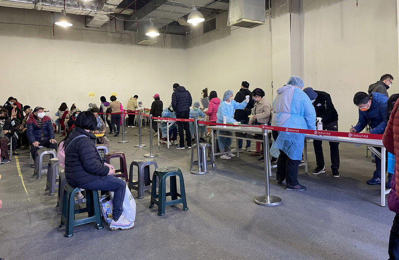新北市3處COVID-19機動疫苗接種站14日接種情形順利,位於中和環球購物中心的接種站午後有許多民眾依序排隊等待施打疫苗。衛生局統計,至晚間8時許,3站共2100人次施打。(新北市衛生局提供)中央社記者黃旭昇新北市傳真 111年1月14日