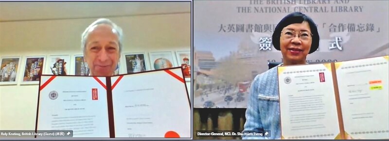 國家圖書館與大英圖書館13日下午舉行兩館「合作備忘錄」線上簽約儀式,由國家圖書館館長曾淑賢(右)與大英圖書館首席執行長羅利‧基廷(Roly Keating)(左)共同簽署。(國家圖書館提供) 中央社記者邱祖胤傳真 111年1月14日