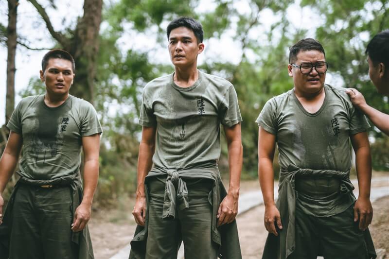 戲劇「國際橋牌社2」軍事線中,3名菜鳥新兵詹佳儒(右起)、安俊朋、方聖傑入伍,被軍中學長操體力片段勾起不少人當兵回憶。(公視提供)中央社記者葉冠吟傳真 111年1月3日