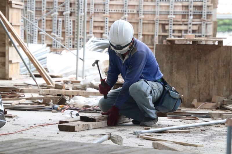 勞動部14日表示,除夕至初三是國定假日,雇主應給假、給薪,若要勞工出勤必須給加倍工資。(中央社檔案照片)