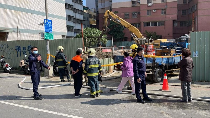 高雄左營區富民、大順一路口某工地14日發生工安意外,附近居民聽到巨響疑似氣爆,警消到場發現2傷者有耳鳴、撕裂傷,初判疑操作機械不慎釀災。(高市左營警分局提供)中央社記者洪學廣傳真 111年1月14日