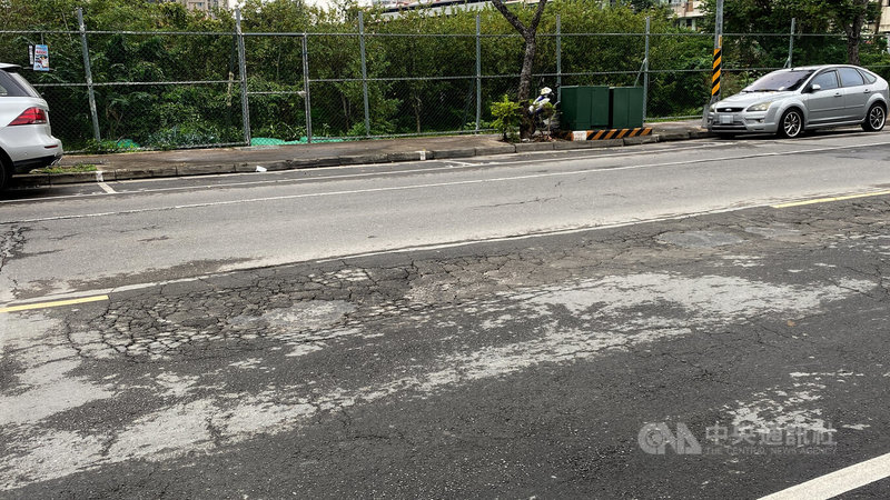 新北市有民眾發現中和區莒光路自強國中、自強國小周邊路面有多處凹凸、坑洞、龜裂,恐影響汽機車安全。中央社記者黃旭昇新北市攝 111年1月14日
