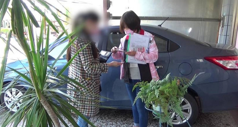 洪姓女子積欠交通違規罰鍰等稅費新台幣11萬多元,原答應分期繳納卻未繳,日前洪女前往美甲店消費,被行政執行署人員抓包,將對她名下車輛進行查扣,洪女趕緊補繳。(行政執行署彰化分署提供)中央社記者吳哲豪傳真 111年1月14日