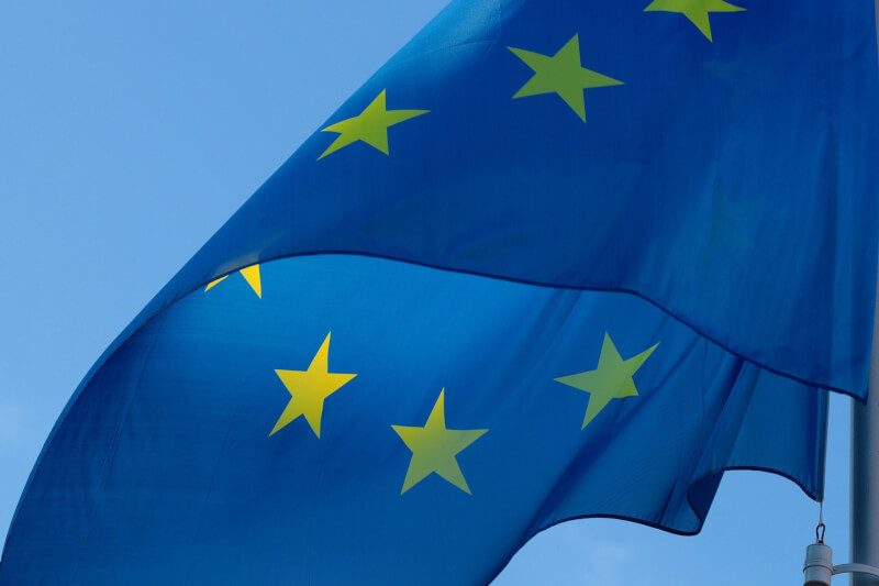 法國接掌歐盟理事會輪值主席國後，13、14日舉行首次非正式會議，議題聚焦俄羅斯、非洲、中國等，並研討歐盟首部防禦白皮書「戰略羅盤」。圖為歐盟旗幟。（圖取自Pixabay圖庫）