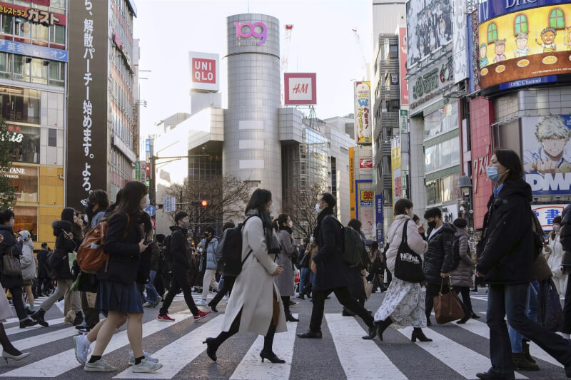 日本東京都與大阪府14日分別新增4051例及2826例COVID-19確診病例,時隔約4個半月,全境單日新增再逾2萬例。圖為14日東京街頭。(共同社)