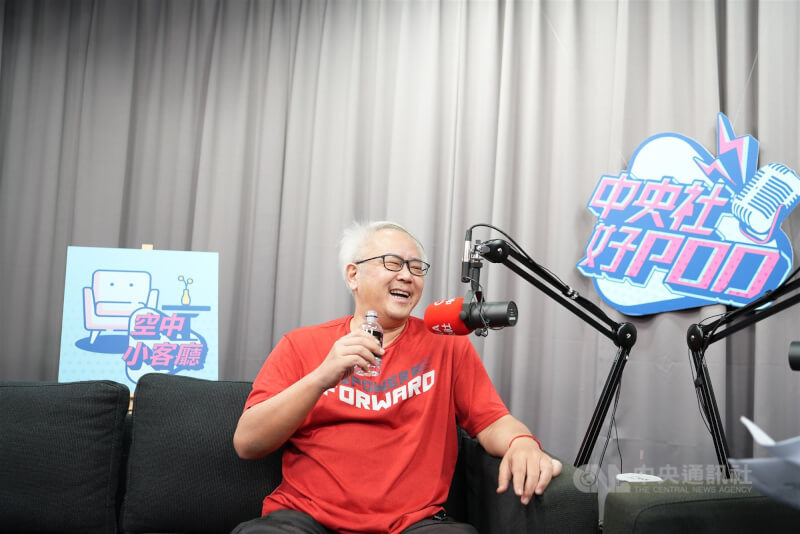 台劇「國際橋牌社」製作人汪怡昕分享籌拍故事,找政治人物客串有些人難說服,還有人答應了又放鳥。中央社記者吳桓中攝 111年1月14日