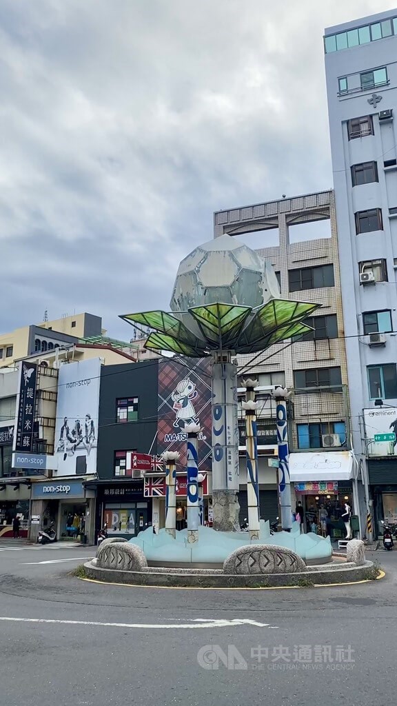 俗稱三角公園的彰化市中華路與和平路口圓環,矗立1座10公尺高的蓮花座,遭批評為「史上最醜公共藝術」。中央社記者吳哲豪彰化攝 111年1月6日