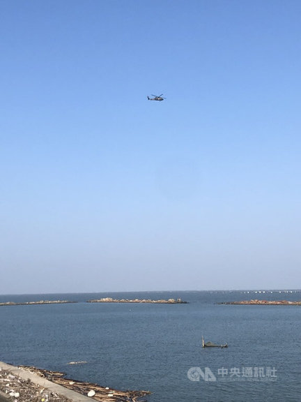 空軍嘉義基地一架F-16V單座戰機11日下午由飛行官陳奕上尉駕機執行例行性訓練任務時墜海,14日事發地點天氣較前兩天穩定,且海面上能見度佳,軍方不放棄任何希望,上午持續搜救。中央社記者黃國芳攝 111年1月14日