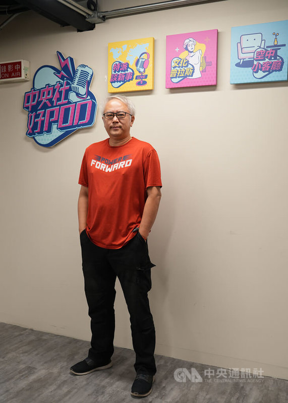 台灣政治劇集「國際橋牌社」製作人汪怡昕受邀擔任中央社Podcast節目「空中小客廳」嘉賓,分享拍攝影集第2季過程中難忘的小故事。中央社記者吳桓中攝 111年1月14日