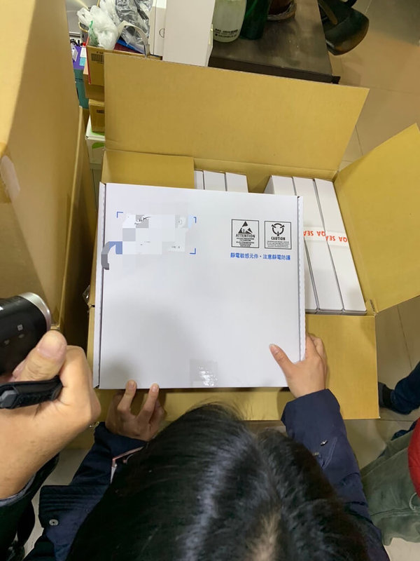 一家陸資企業透過呂姓男子在新竹竹北成立電子公司,並私設研發中心,為陸企從事藍芽耳機、手環晶片研究等,檢方13日持搜索票赴2處所、傳喚呂男及相關證人等到案,查扣員工錄取通知書、存摺、手機、筆電等證據。竹檢14日表示,呂男訊後以新台幣20萬元交保。(新竹地檢署提供)中央社記者郭宣彣傳真 111年1月14日