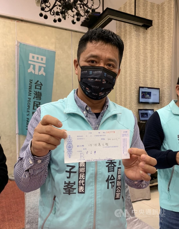 民眾黨苗栗縣黨部14日召開反賄選記者會,公布首波2022地方選舉提名人選,參選人簽下新台幣500萬元本票,作為不賄選保證金,參選人之一的古子峯(圖)表示,自己只有雙腳、沒有樁腳,「簽本票不會有壓力」。中央社記者管瑞平攝 111年1月14日
