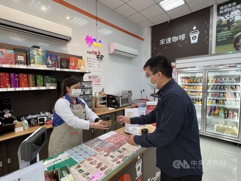中油推出來速咖啡,訴求民眾能夠拿了就走,品項僅有美式與拿鐵,未來考慮推出更多茶飲品項。中央社記者梁珮綺攝 111年1月15日