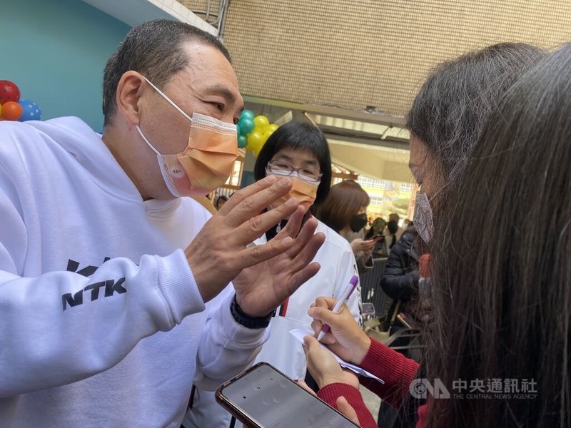 新北市長侯友宜(左)15日接受媒體聯訪表示,新北因應防疫需求,已開啟專責病房約總數的1/2,其餘病床也儲備留待將來若有兒童確診病患所需,「量能沒有問題,是足夠的」。中央社記者黃旭昇新北攝 111年1月15日