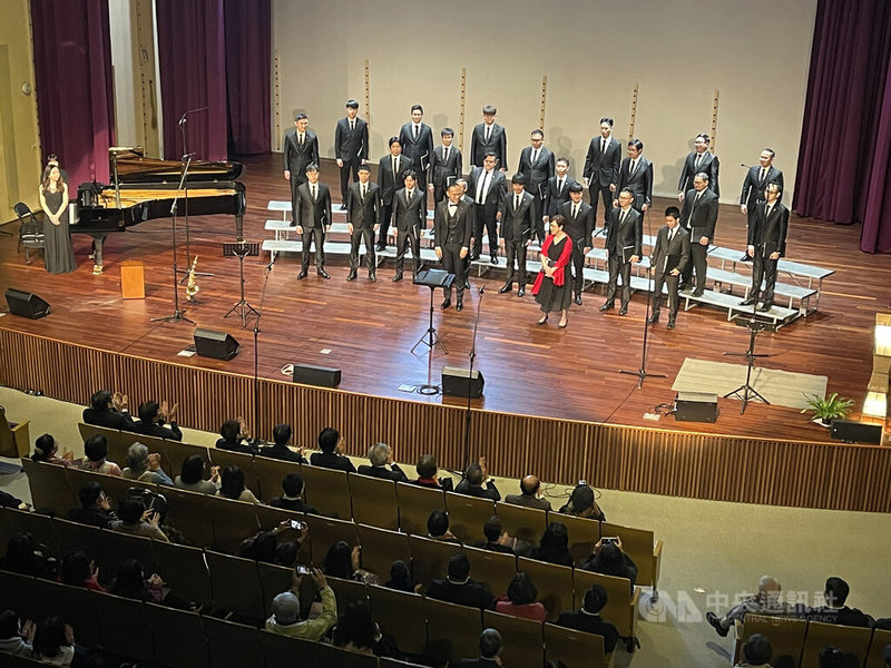 「誠實自然:府城李登輝紀念音樂會」15日下午在台南市南區虹韻文創中心登場,將故總統李登輝生平分為10主題,每個主題選擇切合樂曲,以音樂勾勒出李登輝的身影,引領眾人追思緬懷。中央社記者張榮祥台南攝 111年1月15日