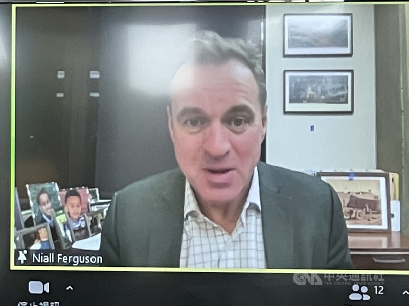 英國知名史學家佛格森(Niall Ferguson)15日在視訊演講中示警,中國可能在一年之後升高對台軍事壓力,台灣應加強準備,關鍵在於嚇阻,要讓中國瞭解軍事進犯代價過於高昂。中央社記者曾智怡攝 111年1月15日