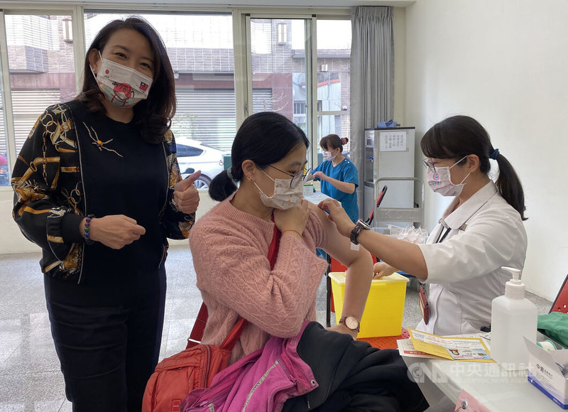 國內COVID-19疫情升溫,政府鼓勵民眾施打第3劑疫苗。民進黨立法委員羅美玲(左)發起響應,與南投縣家庭照顧者關懷協會鼓勵旗下照服員工及南投縣新媳婦關懷協會員工接種,特別祭出新台幣500元獎勵金。中央社記者蕭博陽南投縣攝 111年1月15日