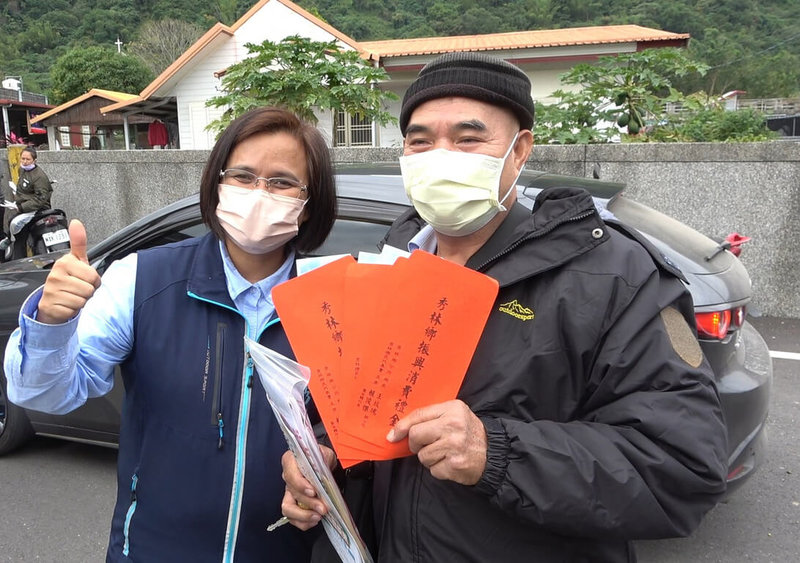 為緩解COVID-19疫情對民生經濟影響,花蓮縣秀林鄉15日起一連兩天發放振興消費禮金給鄉民,每人可領取新台幣3000元,鄉長王玫瑰(左)15日一早到現場關心發放情況。(秀林鄉公所提供)中央社記者盧太城台東傳真 111年1月15日