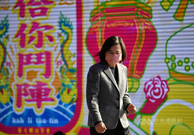 中華文化總會15日下午在台北舉辦「佮你鬥陣」藝文聯誼茶會,身兼文總會長的總統蔡英文出席與會,向眾人強調新的一年,政府會繼續支持藝文發展。中央社記者王飛華攝 111年1月15日