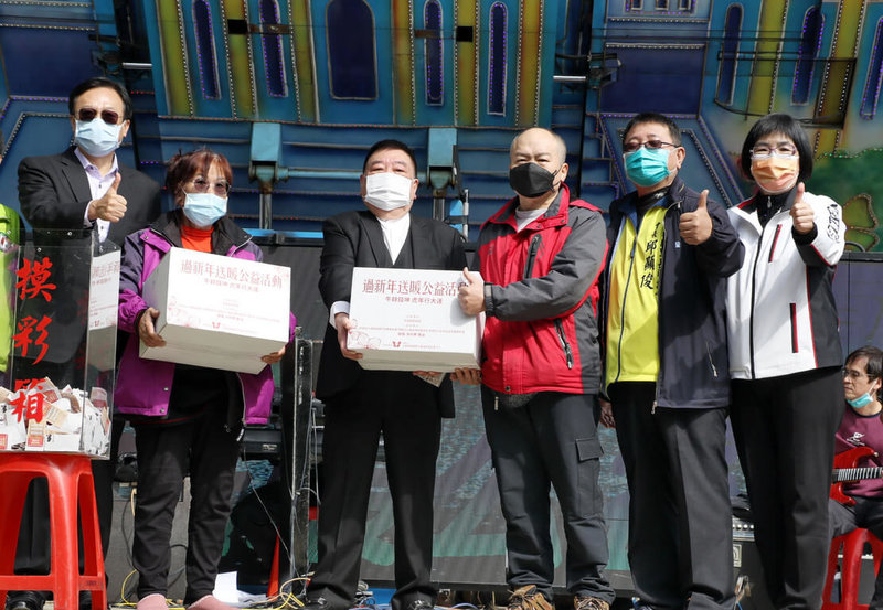 有富國際集團總裁洪村騫(左3)15日表示,受COVID-19疫情影響,考量弱勢民眾生活更受衝擊,特別舉辦公益活動,照顧新北市土城區弱勢民眾,盼助他們好過年,社會局張錦麗(右)、前彰化縣長卓伯源(左)也到場參與。(新北市社會局提供)中央社記者黃旭昇新北市傳真 111年1月15日