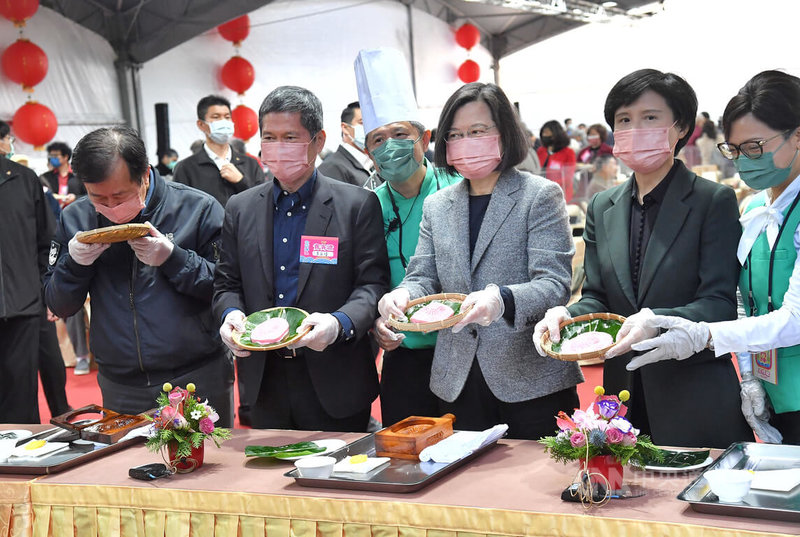 中華文化總會15日舉行「佮你鬥陣」藝文聯誼茶會,總統蔡英文(前右3)出席,並與文化部長李永得(前左2)、文總副會長江春男(前左)及鄭麗君(前右2)一同體驗手作紅龜粿。中央社記者王飛華攝 111年1月15日