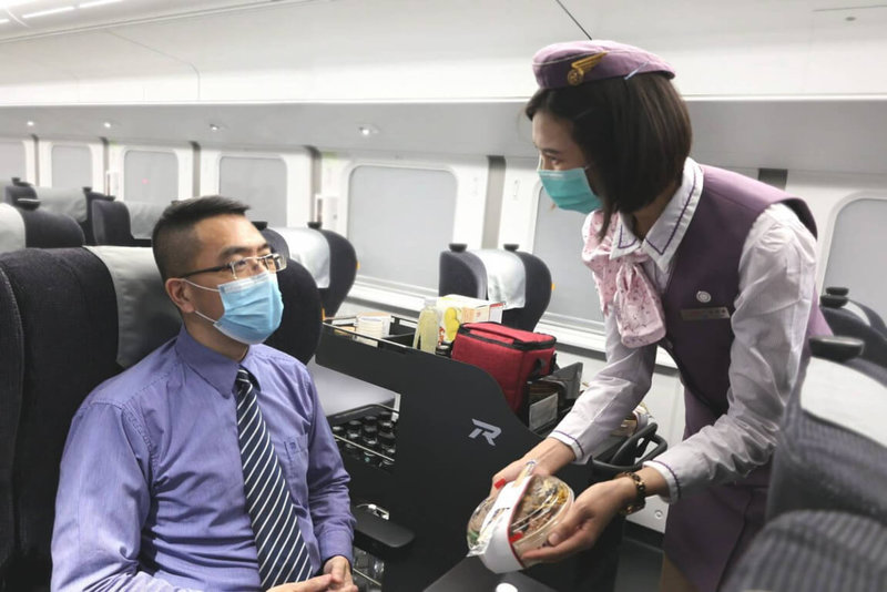 台鐵EMU3000列車「騰雲座艙」商務車廂提供免費餐點服務,台鐵統計訂票旅客選擇餐點排名,其中限定的台鐵便當是冠軍。(台鐵提供)中央社記者汪淑芬傳真 111年1月15日