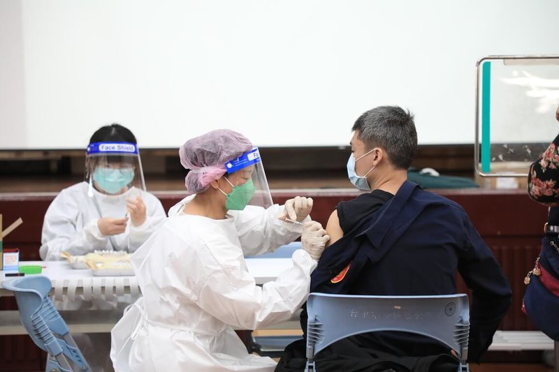 台中市政府表示,北部地區陸續出現COVID-19本土確診個案,民眾施打疫苗意願大增,近日台中市的疫苗接種站人潮踴躍,市府17日起到21日將開設47處快打站提供民眾接種疫苗。(台中市政府提供)中央社記者郝雪卿傳真 111年1月15日