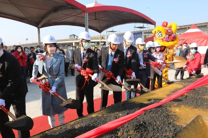 高雄仁武產業園區首間大廠天正國際新廠動土典禮15日舉行,市長陳其邁(左3)等人出席。(高市經發局提供)中央社記者洪學廣傳真 111年1月15日