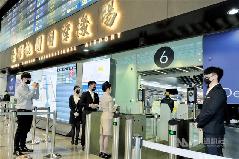 桃園機場一般員工14日再度採檢,已檢驗6199人,均為陰性。(中央社檔案照片)