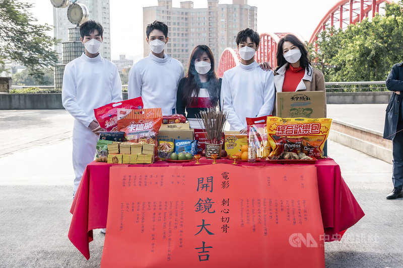 台灣與新加坡合製電影「刺心切骨」14日舉行開鏡儀式,演員牧森(左起)、曹佑寧、導演劉慧伶、劉修甫、丁寧出席。(前景娛樂)中央社記者王心妤傳真 111年1月15日