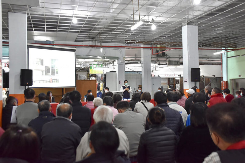 台中市北區中央市場建物老舊,市府15日表示,自110年11月開始辦理市場250席攤鋪位收回作業,為讓攤商更清楚補助費組成及收回期程,市府相關單位日前也召開協調會,向民眾說明補助費及收回期程。(台中市政府提供)中央社記者郝雪卿傳真 111年1月15日