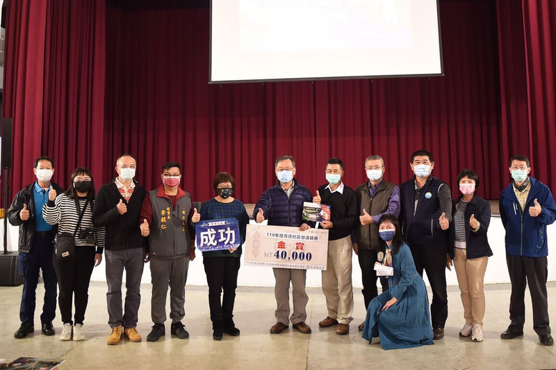 澎湖縣政府15日在馬公中正堂舉辦110年度青青社區營造競賽成果發表,縣長賴峰偉(左6)出席,頒獎表揚獲金獎肯定的湖西成功社區。(澎湖縣政府提供)中央社 111年1月15日
