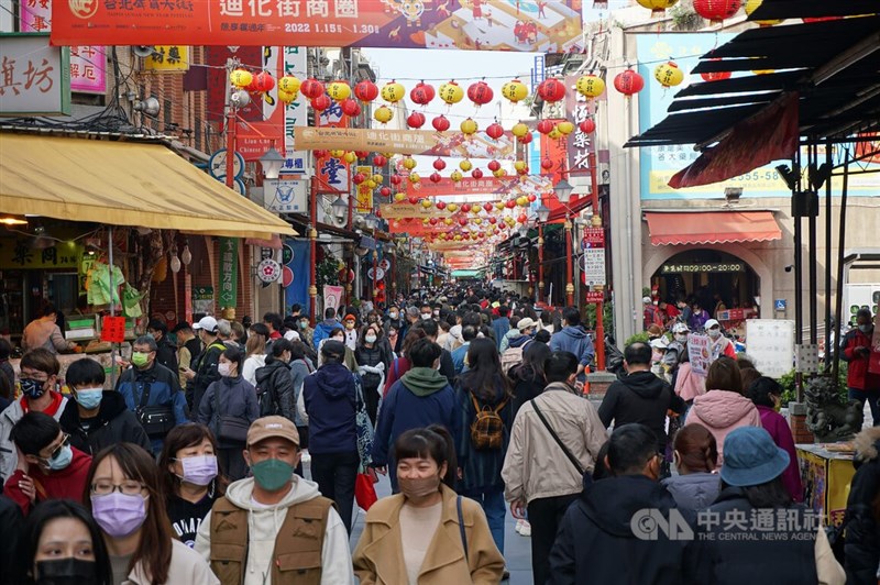知名英國史學家佛格森在台北政經學院基金會首場講座中指出,COVID-19疫情經濟衝擊遠大於預測,台灣死亡數奇低,顯見防疫策略值得學習借鑑。圖為15日迪化商圈年貨大街。中央社記者劉建邦攝 111年1月15日