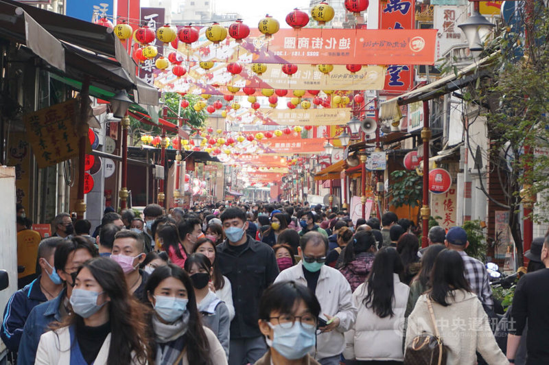 「2022台北年貨大街」15日起熱鬧登場,迪化商圈年貨大街不搭棚架、不提供試吃,且由在地商家擺攤,週末假日現場劃設行人徒步區,第一天開張就吸引大批人潮到訪。中央社記者劉建邦攝 111年1月15日