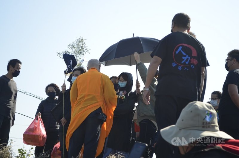 F-16V戰機11日墜海,失事地點發現零星生理組織,經比對DNA證實為飛官陳奕本人。軍方15日中午安排家屬招魂,場面哀戚。中央社記者蔡智明攝 111年1月15日