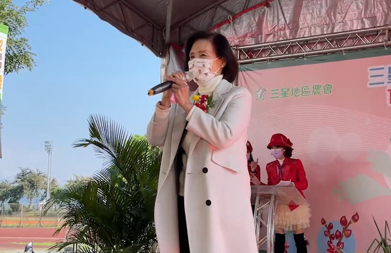 宜蘭縣長林姿妙(前)涉弊案遭檢方約談後,15日低調出席三星地區農會舉辦的青蔥銀柳節活動。她表示,她與宜蘭縣政府團隊認真打拚,相信司法公正,縣府團隊依舊持續打拚。(讀者提供)中央社記者沈如峰宜蘭縣傳真 111年1月15日