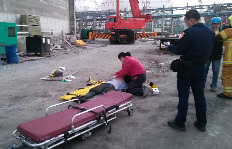 高雄港洲際二期興建中的華運倉儲15日晚間發生工安意外,現場鷹架倒塌導致多人受傷,高雄港務公司和消防人員派員到場搶救。(讀者提供)中央社記者洪學廣傳真 111年1月15日