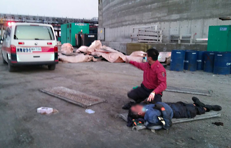 高雄港洲際二期興建中的華運倉儲15日發生工安意外,根據港務消防隊初步了解,疑是油壓千斤頂損壞造成鷹架倒塌,多名工人跌落。(讀者提供)中央社記者洪學廣傳真 111年1月15日