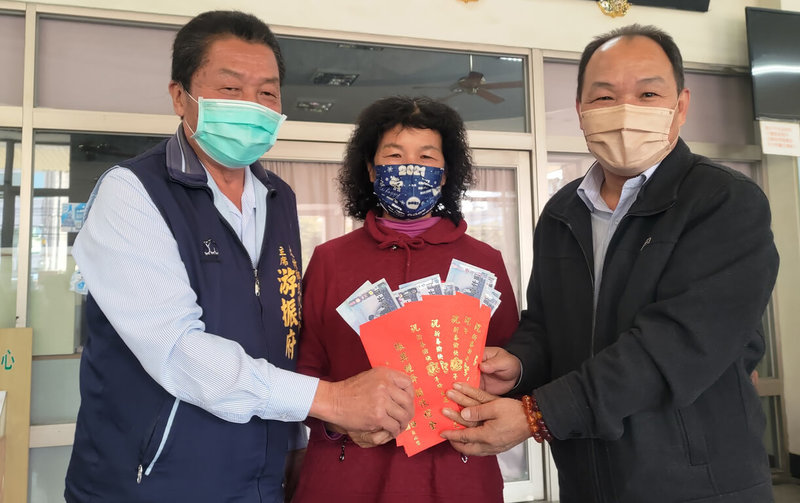 輪胎大廠「正新輪胎」設址彰化縣大村鄉,創辦人夫婦逝世後,鄉公所陸續可收入新台幣26億元遺產稅;由於疫情影響,鄉公所110年12月提案發給每名鄉民2000元振興關懷禮金,獲鄉民代表會通過,15日正式發放,盼讓鄉民過好年。(民眾提供)中央社記者蕭博陽彰化縣傳真 111年1月15日