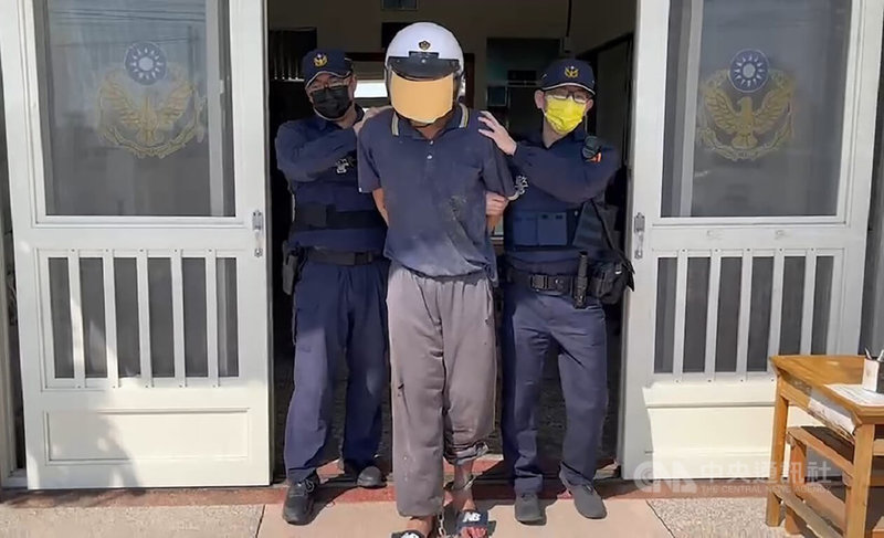 彰化和美15日發生逆孫持刀砍阿嬤案件,27歲林姓男子(中)與同住叔叔起口角後,林男竟將坐在客廳的阿嬤當成出氣對象,持水果刀瘋狂追砍,所幸阿嬤送醫搶救後已脫險,警方依對直系血親尊親屬傷害罪將林男送辦。(翻攝畫面)中央社記者蕭博陽彰化縣傳真 111年1月15日