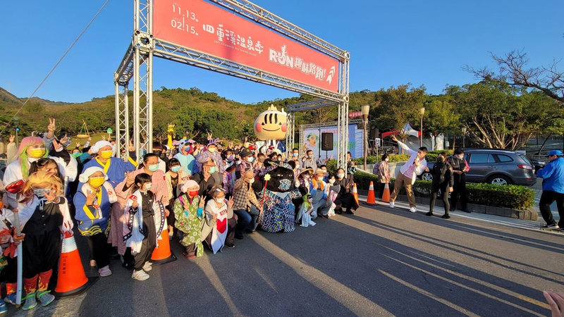 四重溪溫泉季趣味路跑活動15日鳴槍開跑,300名參加者精心變裝,民眾直呼開心又好玩。(屏東縣政府提供)中央社記者李卉婷傳真 111年1月15日