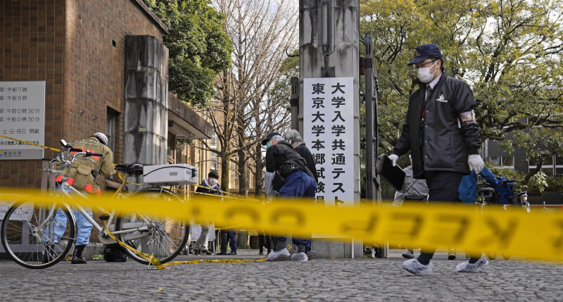 日本15日上午發生一名17歲少年持刀衝進大學入學考試東京大學考場砍人,3名傷者據稱皆無生命危險。(共同社)